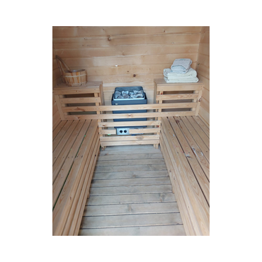 Sauna w środku ławki, piec.